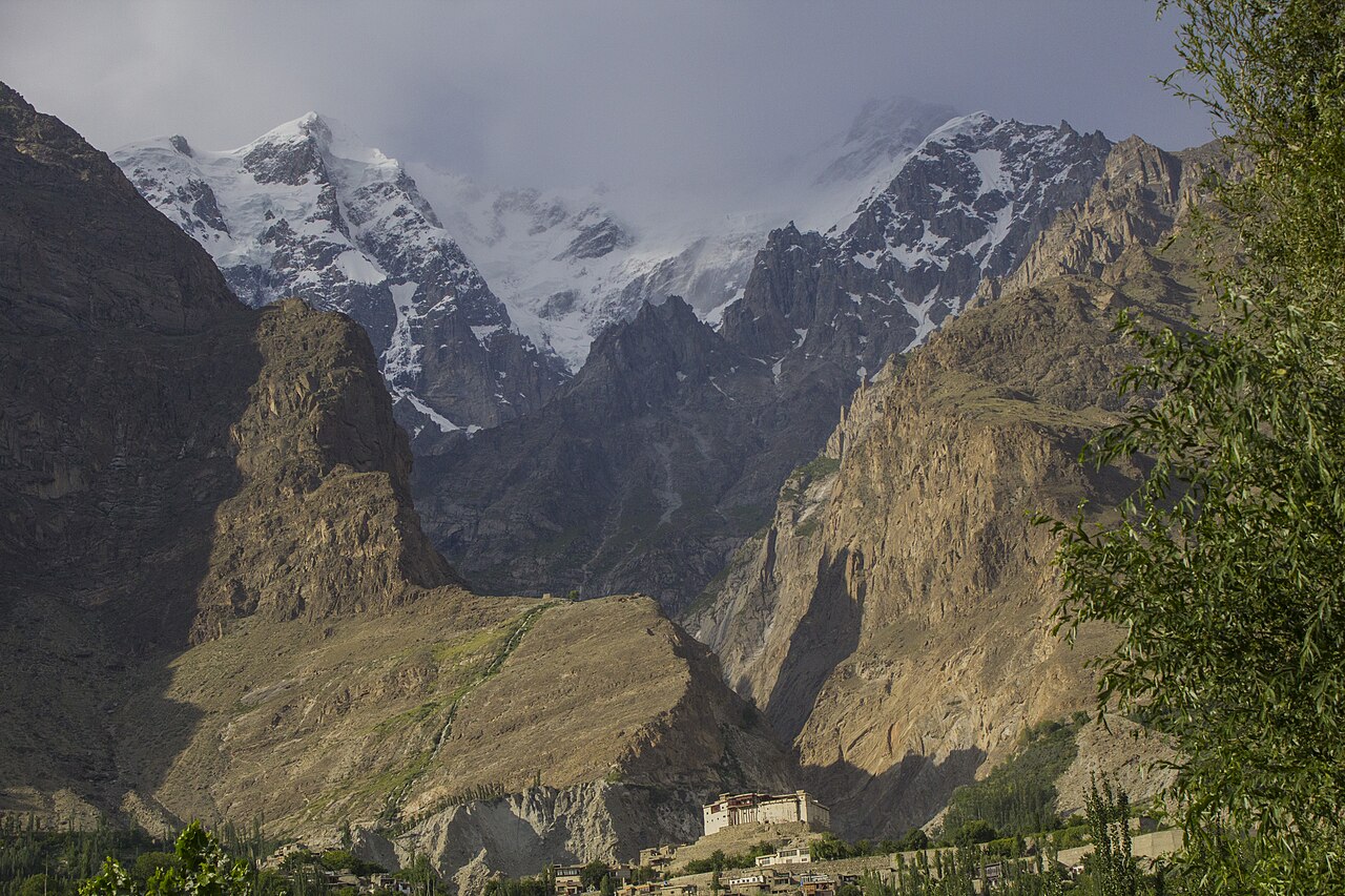 Baltit Fort below the mountains