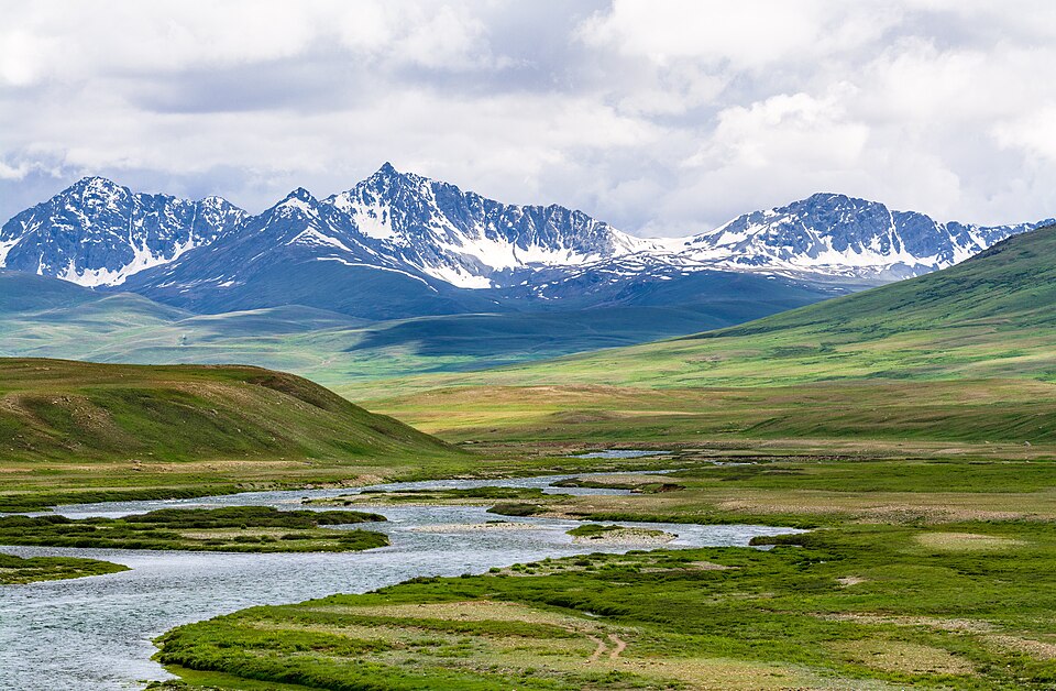 Stream and mountains on the Deosai plateau